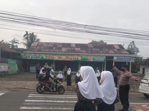Personel Polsek Gedong Tataan Laksanakan Pengaturan Pagi di SMPN 1, Antisipasi Kemacetan di Jalinsum Pesawaran