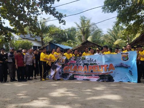 Sinergi Tanpa Batas, Polda Lampung dan Stakeholder Bersihkan Pantai Mutun Lewat Giat BHARAPELITA
