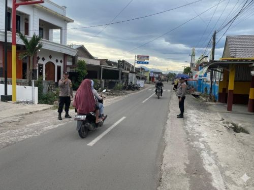 Sore Hari Tetap Siaga, Personel Polsek Kedondong Turun ke Jalan Atur Arus Lalu Lintas dan Cegah Kemacetan di Jalur Utama