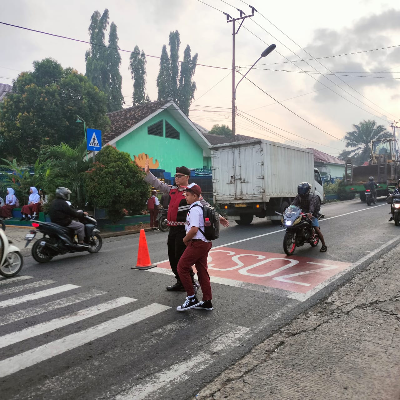 POLSEK GEDONG TATAAN GELAR PENGATURAN LALU LINTAS DI JALINBAR, PASTIKAN KAMSELTIBCAR LANTAS TERJAGA