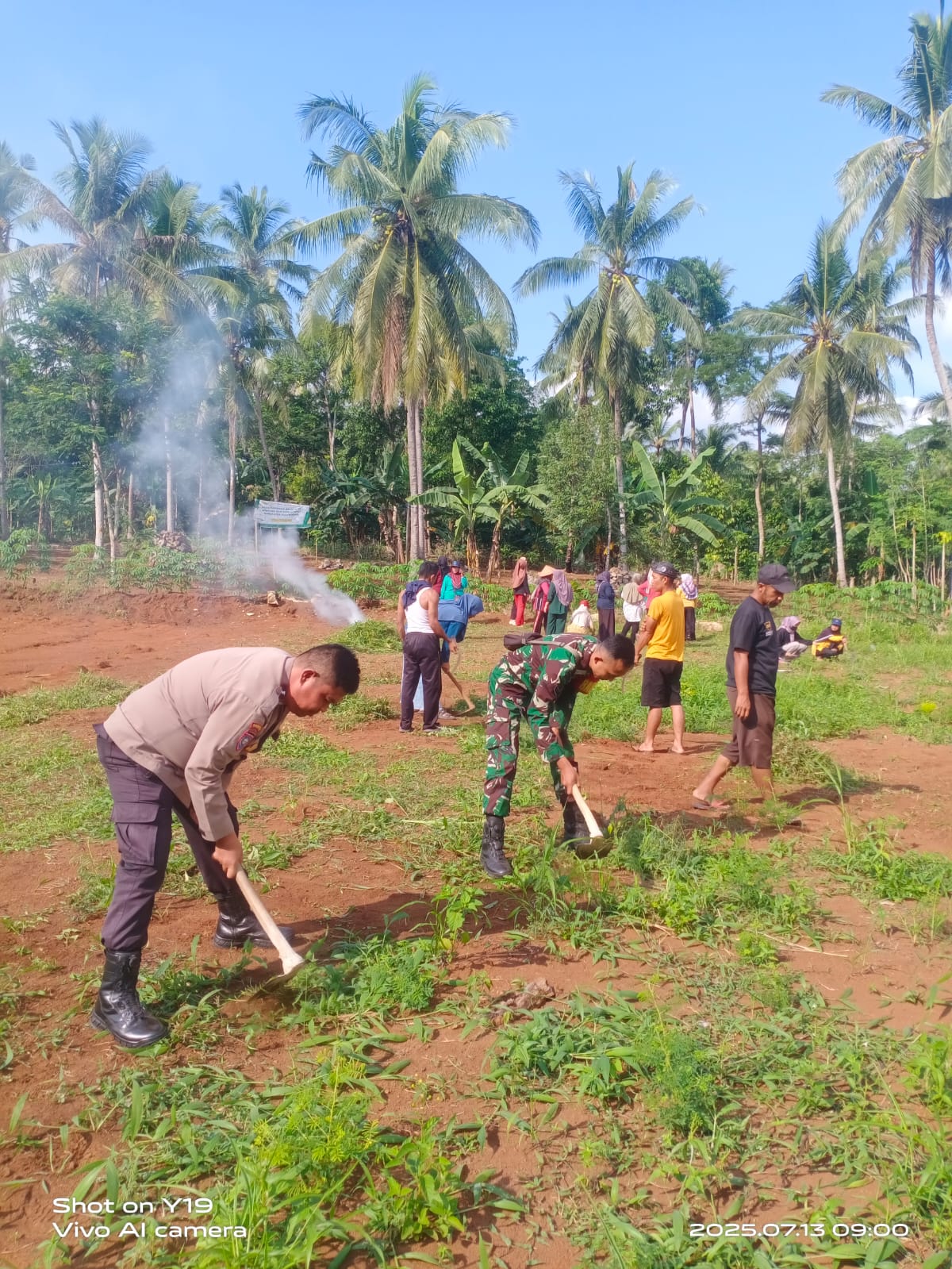 Bhabinkamtibmas Polsek Gedong Tataan Bersama Warga Gotong Royong Persiapan HUT RI Ke-80